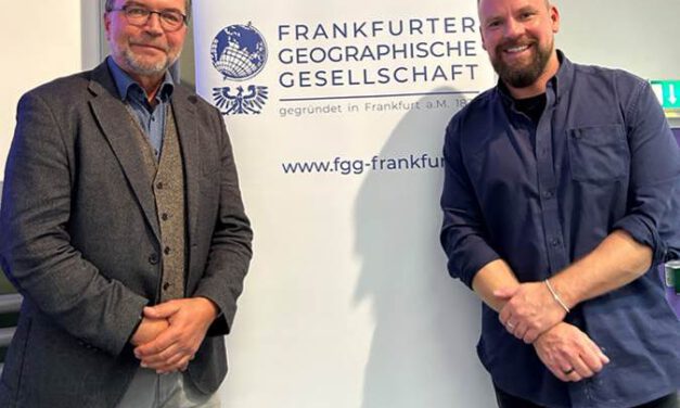 Prof. Dr. Christian Geiß gives a presentation at the Frankfurt Geographical Society