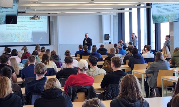 Exciting Opportunities for Future Geography Students: Prof. Tobias Ullmann Inspires at Study Info Day