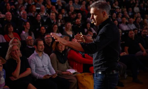 Hannes Taubenböck opened the Science Slam 2025