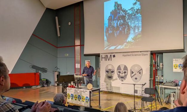 Hannes Taubenböck wins the Science Slam of the Munich University of Applied Sciences