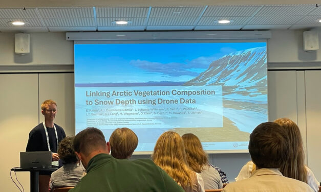 Elio Rauth presents on link between UAS-derived snow depth and vegetation in Svalbard at NSO-GfÖ 2026