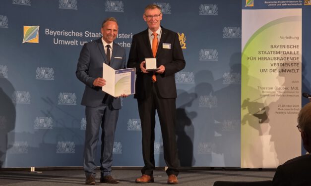 Stefan Dech awarded the Bavarian State Medal for Services to the Environment